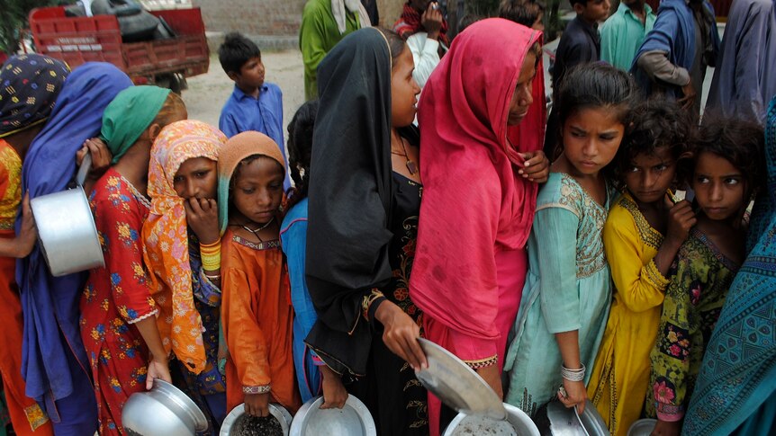 巴基斯坦年轻女孩排队用金属碗吃饭